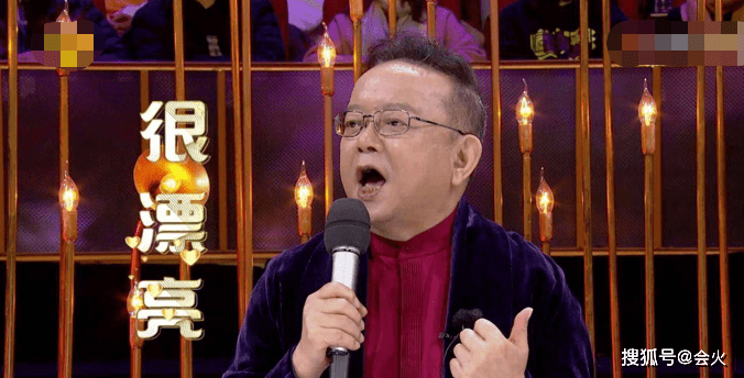 倪萍王刚再次携手主持,两人相拥难掩激动
