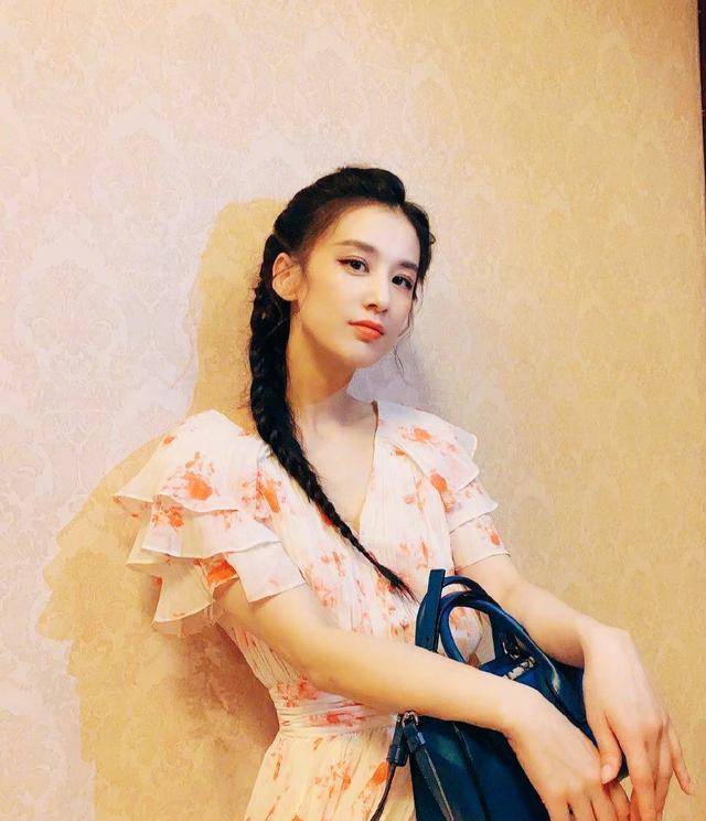 黄圣依不愧是星女郎出身,穿黄色紧身开叉裙曲线婀娜,尽显豪门范_的