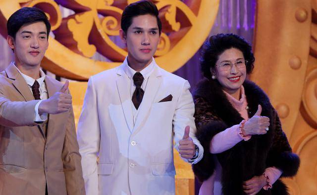 她演戏多年没成名,接近50才被赵本山捧红,如今低调结婚生活幸福_王娟