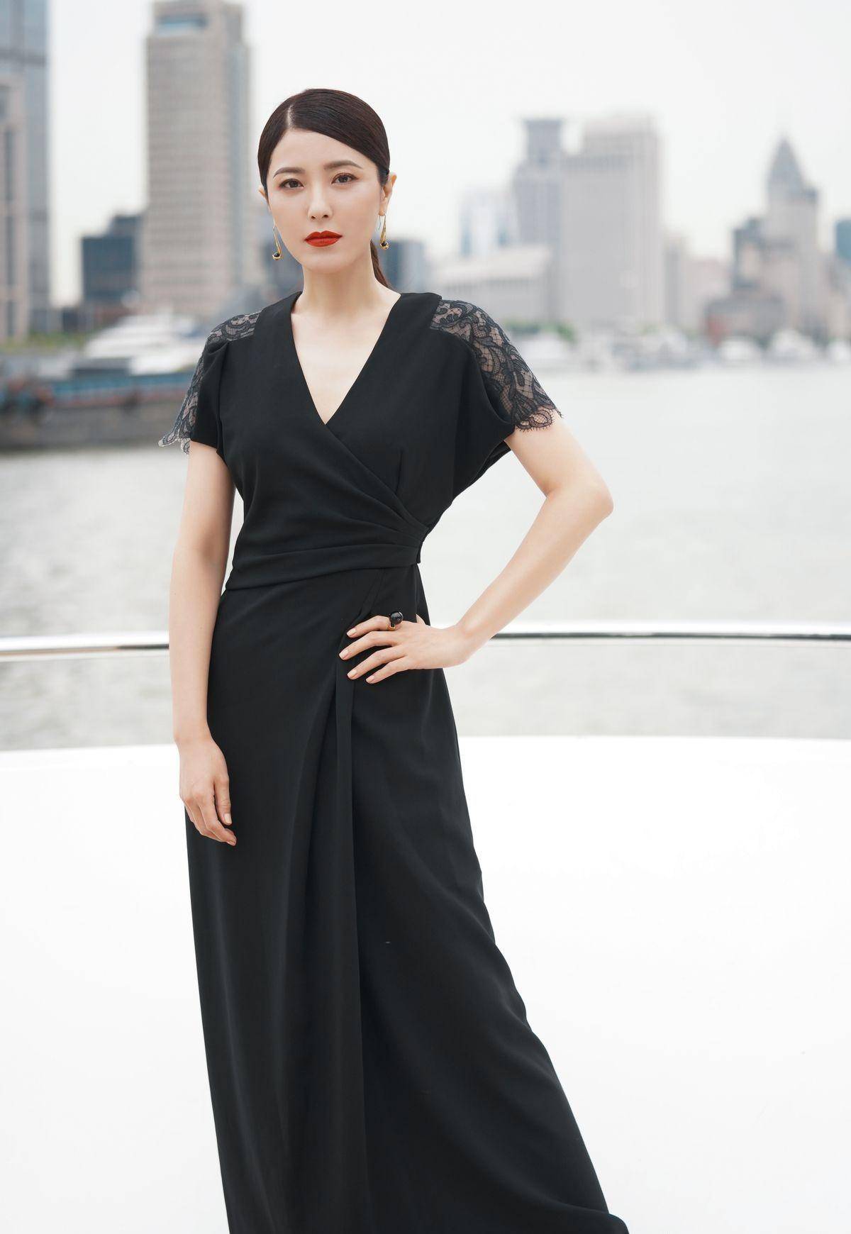 穿一套西装短裤也能很好的展显熟龄女性的都市丽人感