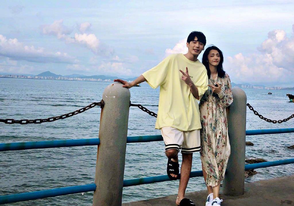 原创姚晨真是不显老穿印花长裙配小白鞋同框白宇哪有11岁年龄差