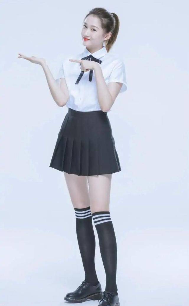 关晓彤的身材真抢镜衬衫配百褶裙秀出细直美腿目测长有一米二