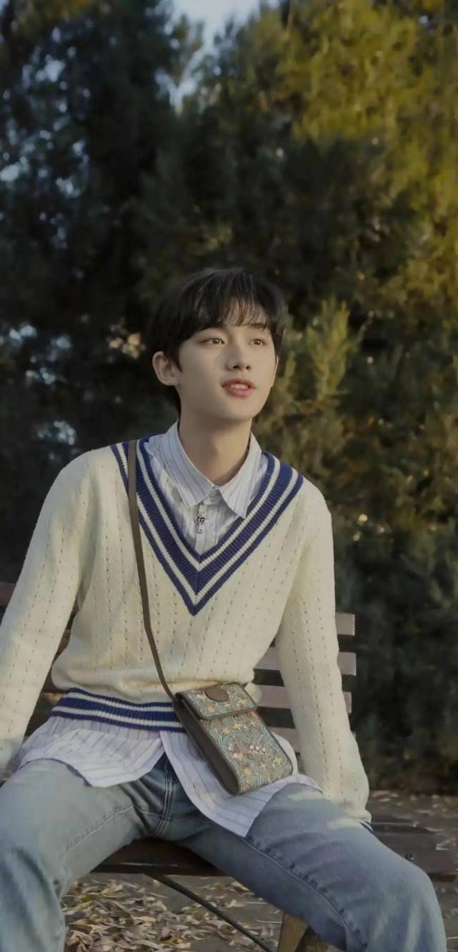 丁程鑫北电期末大合照曝光站在角落也引人注目颜值好出众