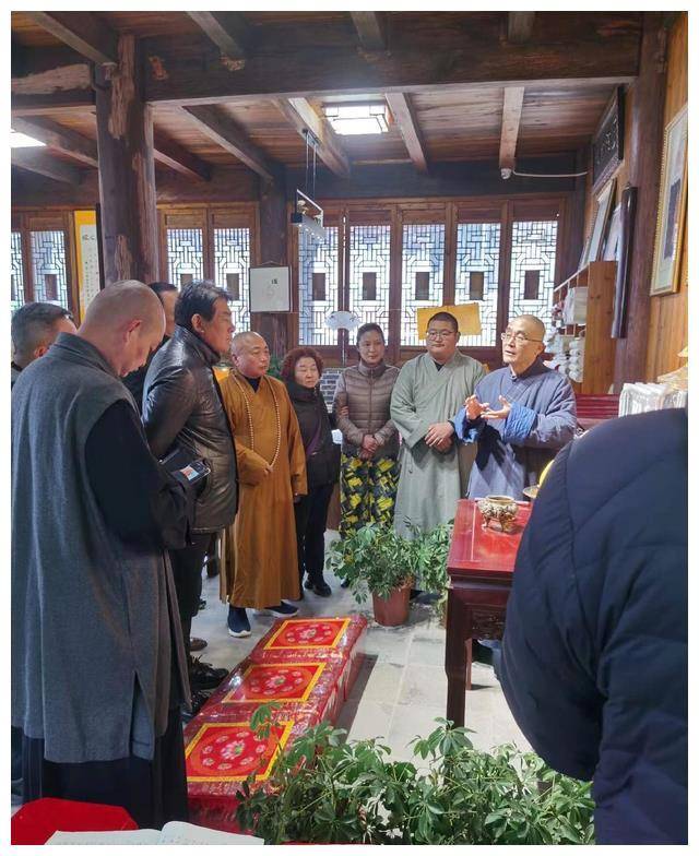 67岁朱时茂近照曝光,精神奕奕现身九华山祈福,满头黑发身材壮_陈佩斯