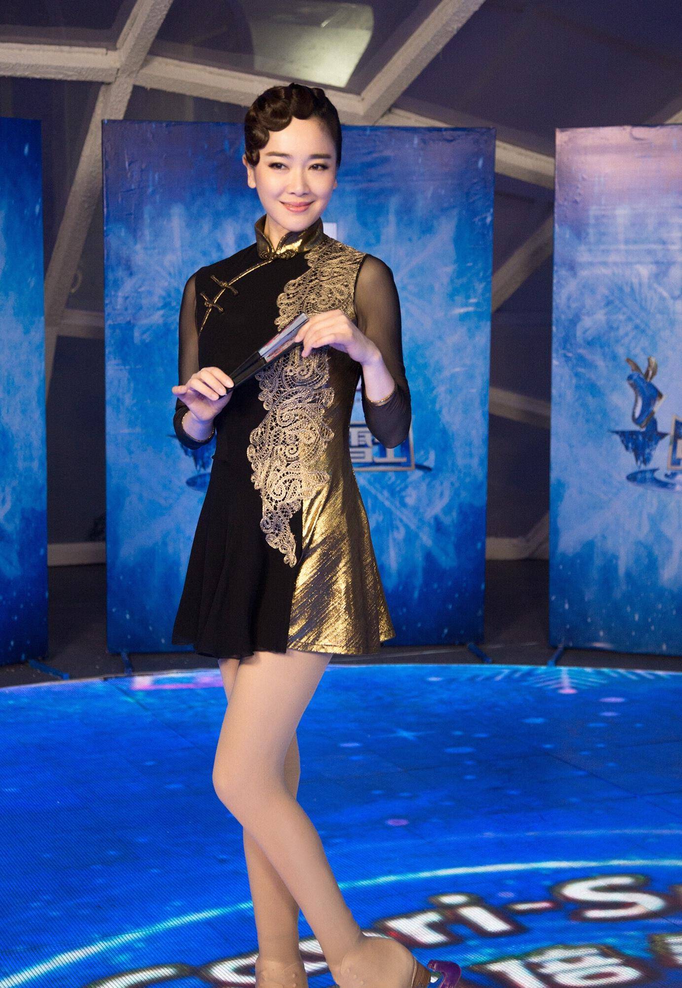 原创53岁左小青真爱装美穿一身粉色西装减龄十足秀出乳沟太撩人