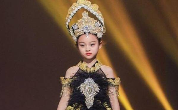 原创甜馨首次登台走秀网友直呼女大十八变越变越好看