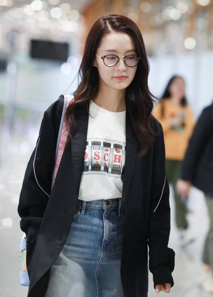 李沁的素颜脸开挂了吧,戴框架眼镜真文艺,一双"白丝腿"真晃人_服装