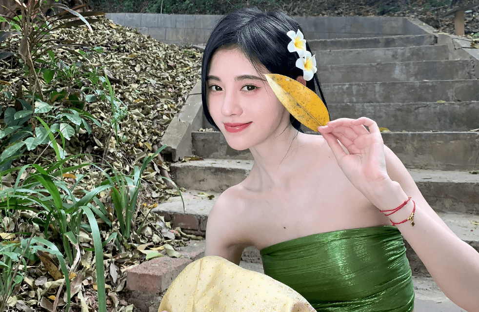 原创鞠婧祎大胆挑战傣族服摆拍不忘凹出直角肩精致深锁骨美成仙女