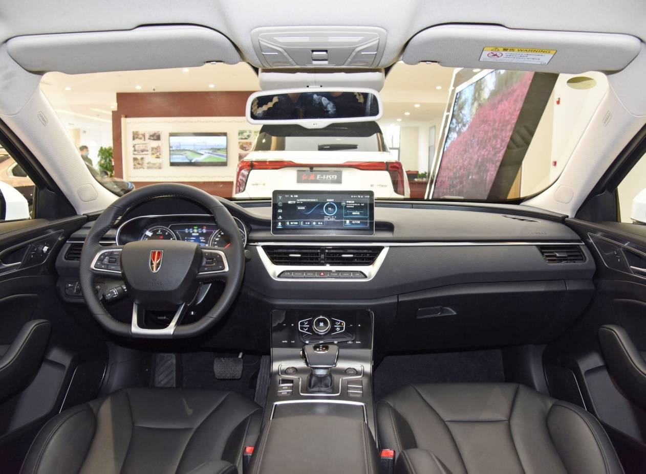 新一代红旗h5内饰内饰部分,新车并未采用红旗h9那套仿连屏设计,而是