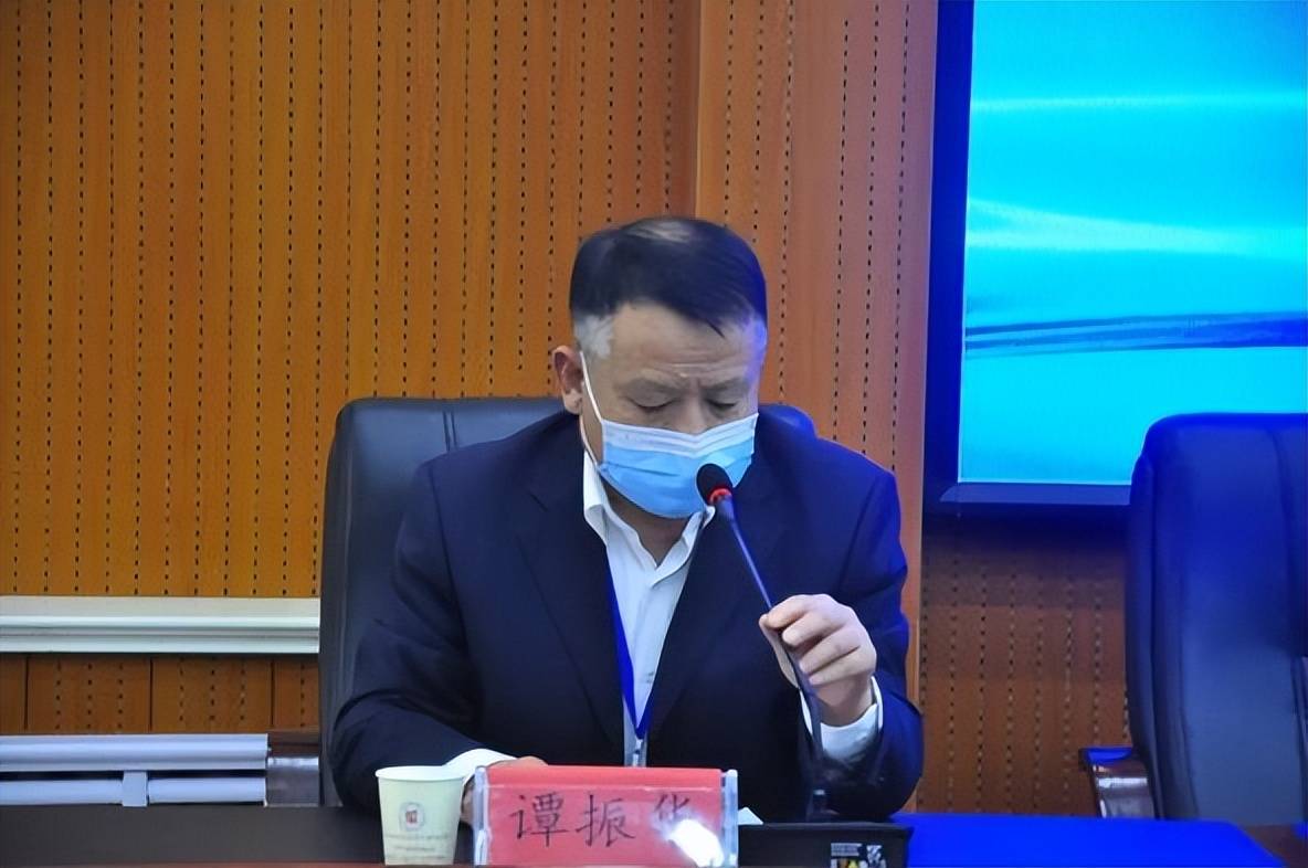 寶雞市教育局職成教科科長安景瑜出席會議,鳳翔區職教中心主任