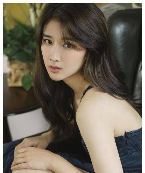 他的女儿奚望曾经出演过《一仆二主》这部火爆的电视剧,很多人一定都