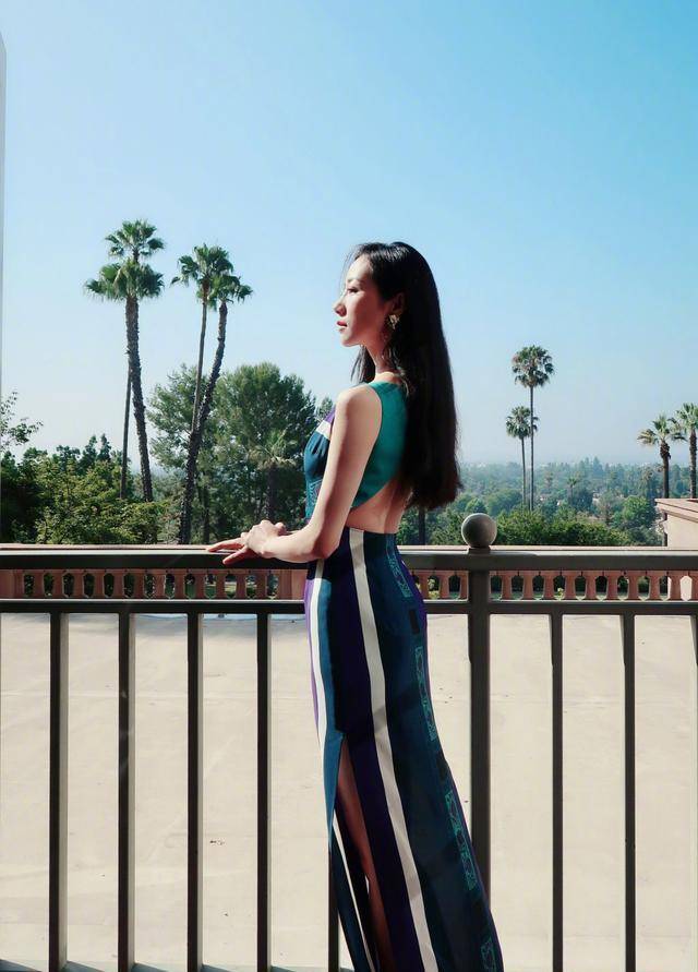 穿西装连体裤露铅笔腿,这是个"腿精"吧_黑色_上身_下身
