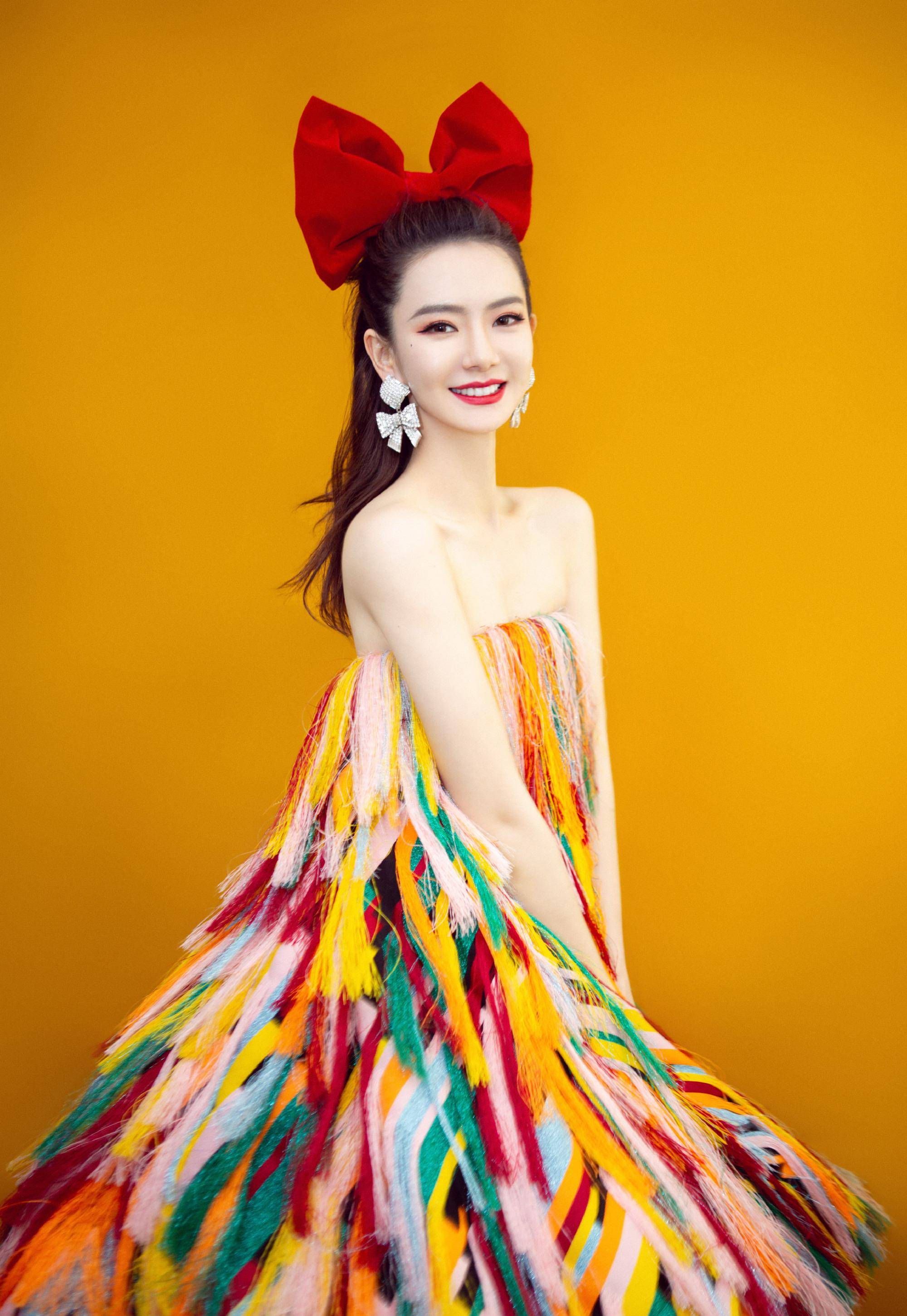 可以露出非常多肩部到身材部以上的皮肤,衬托的戚薇皮肤愈加白皙