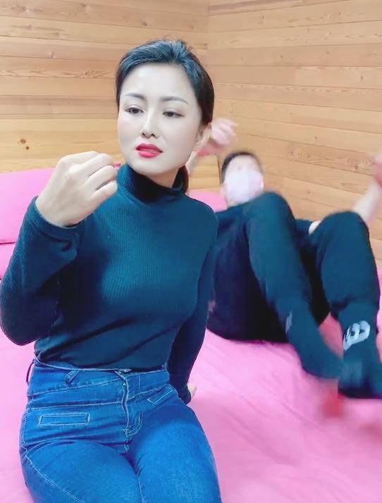 王小虎晒与老婆合影,张可妆容精致,气质不输其他女星_刘老根_身材