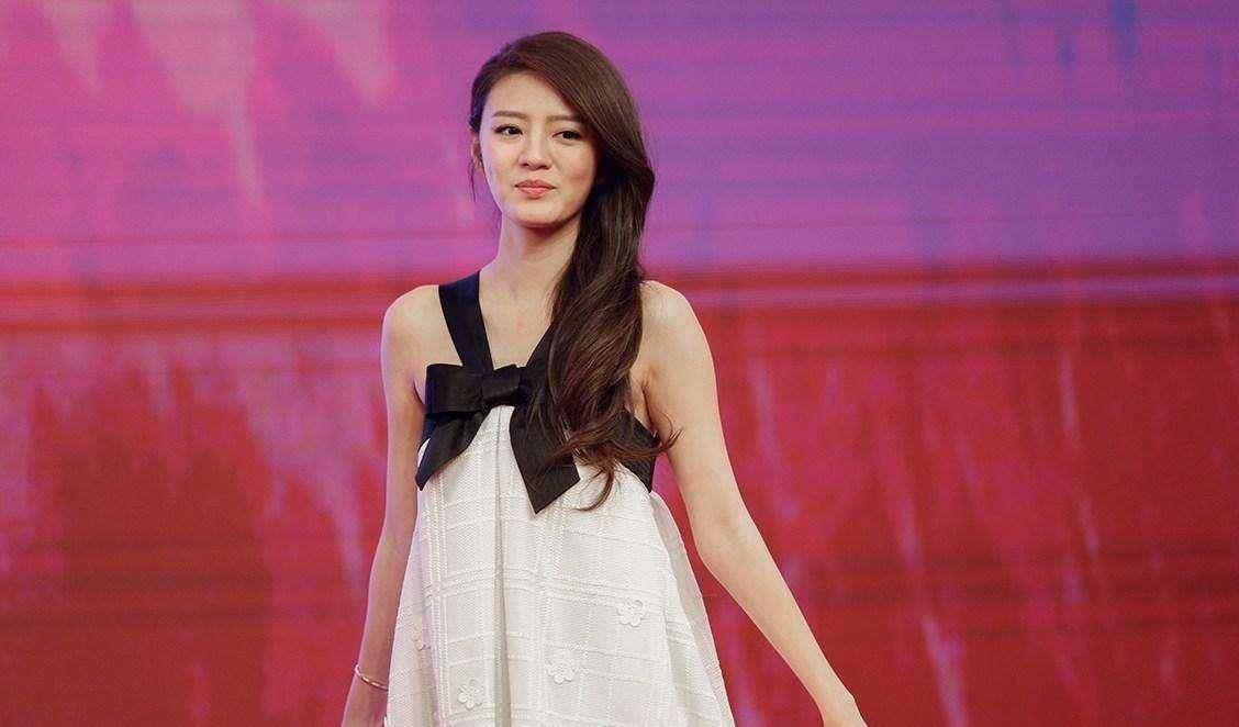 她不顾家人反对,嫁给大自己21岁的影帝,最终带着孩子被分手_吴佳妮