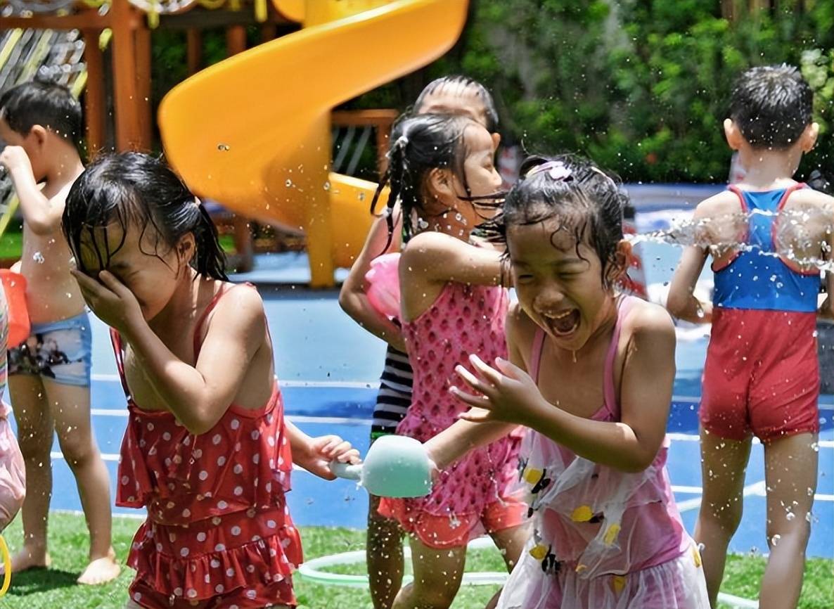 小学生光膀子打球图片