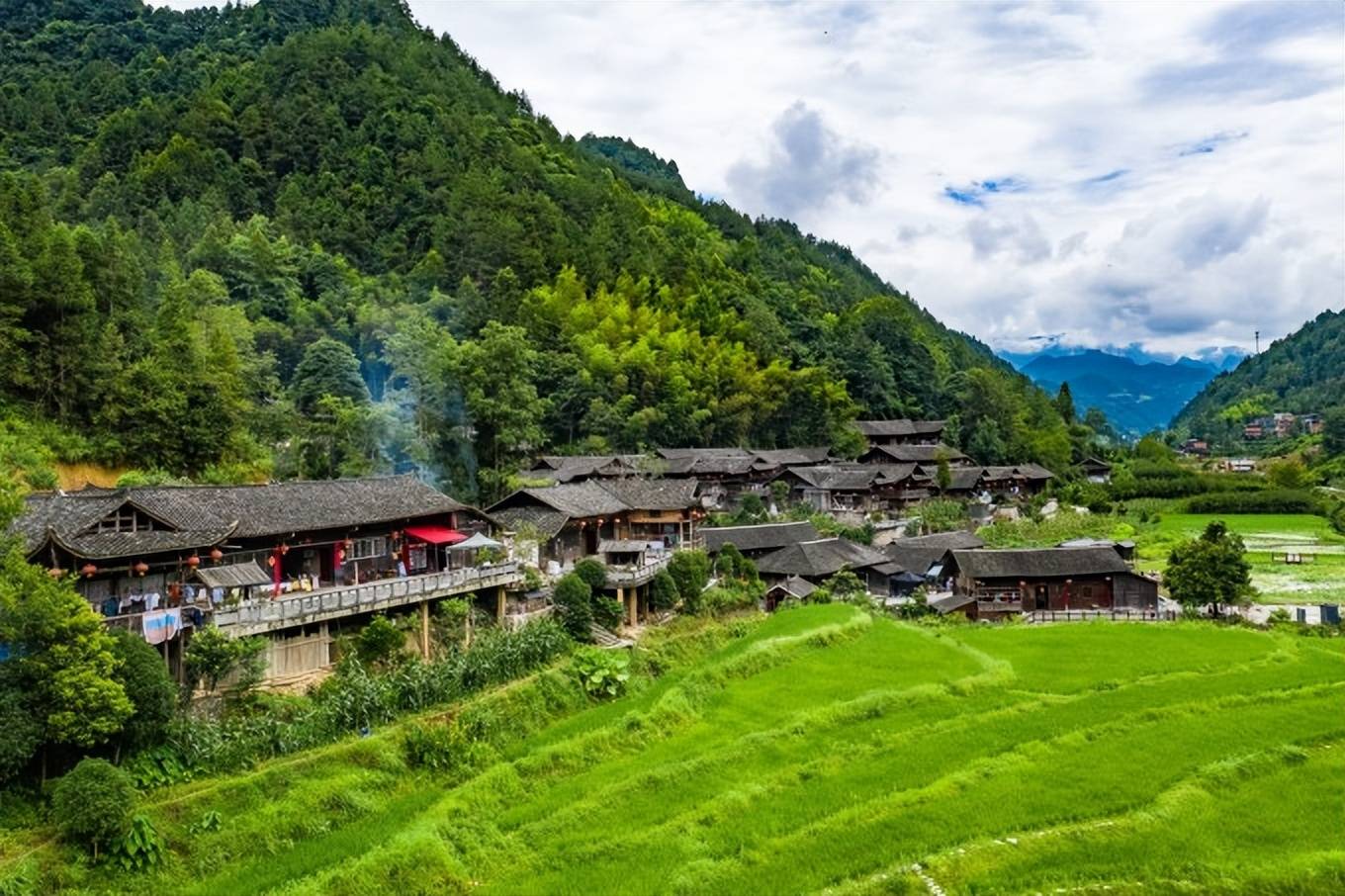 原创穿山越岭去避暑在恩施彭家寨遇见百年吊脚楼群