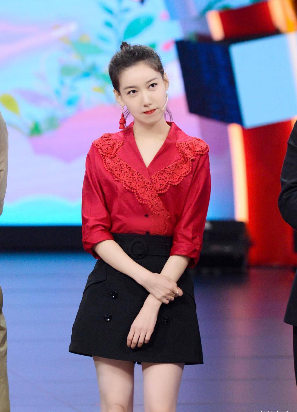 原创高露中年翻红穿得却越来越少女格子衫超短裤秀美腿活力无限