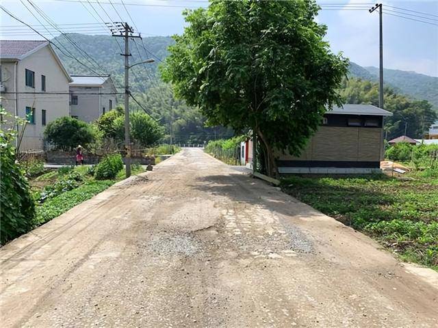 原创农村道路烂错车难村民出行难咋办新一轮户户通来了