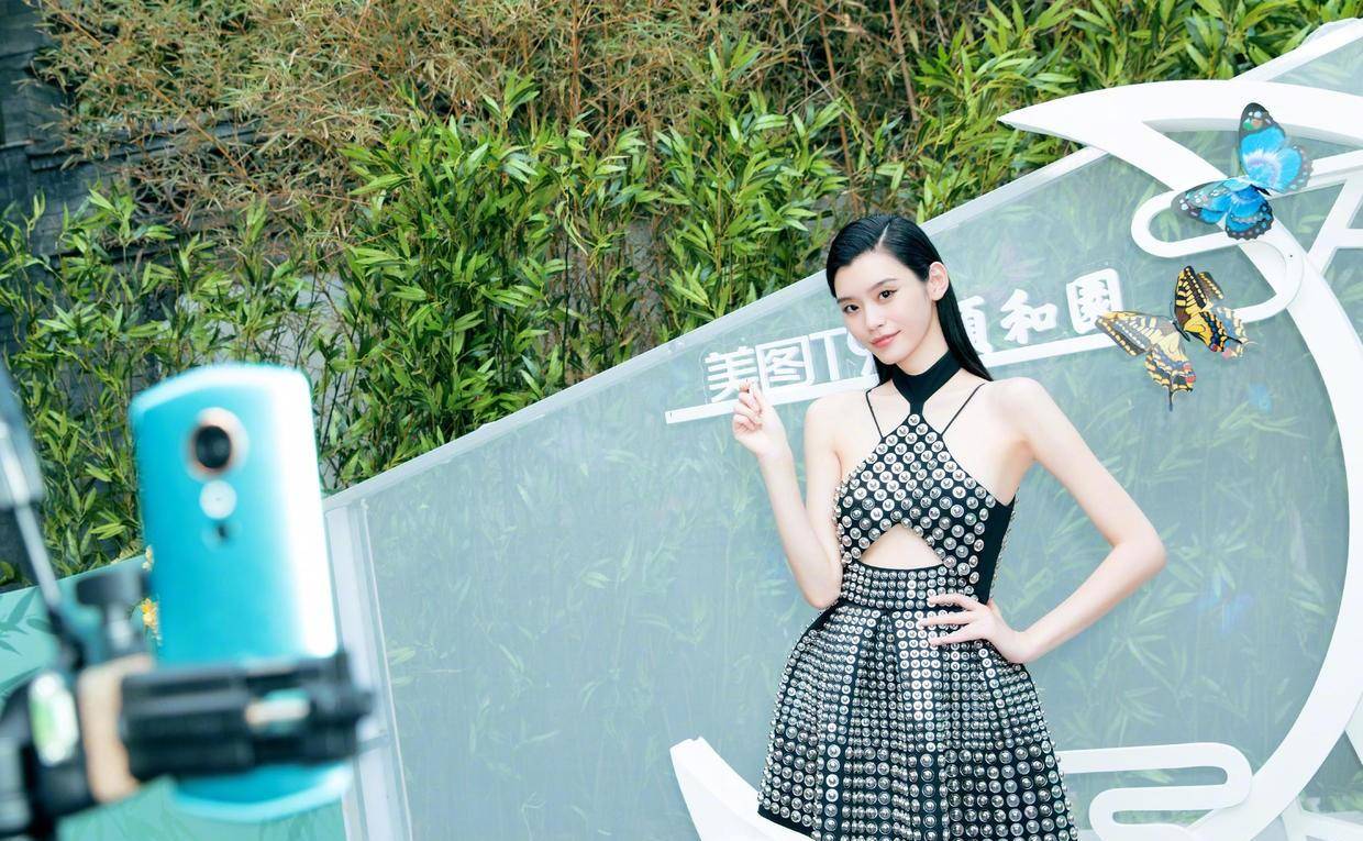 原创奚梦瑶真放得开穿挂脖式吊带亮片黑色连衣裙高级又优雅