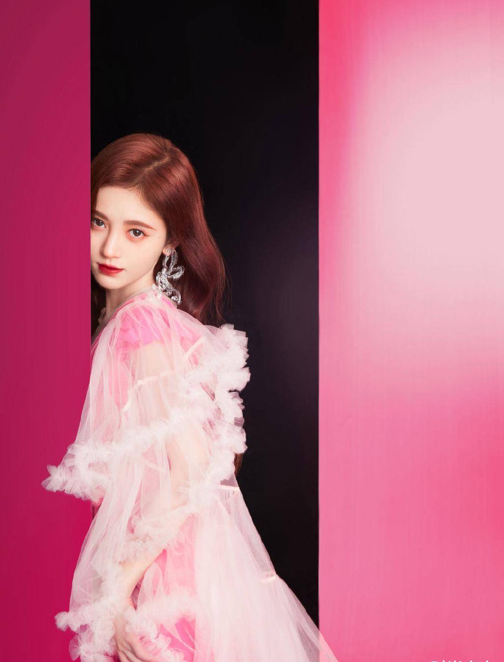 原创被鞠婧祎电到了穿轻纱裙长发披肩唯美仙气浑身都散发着甜味