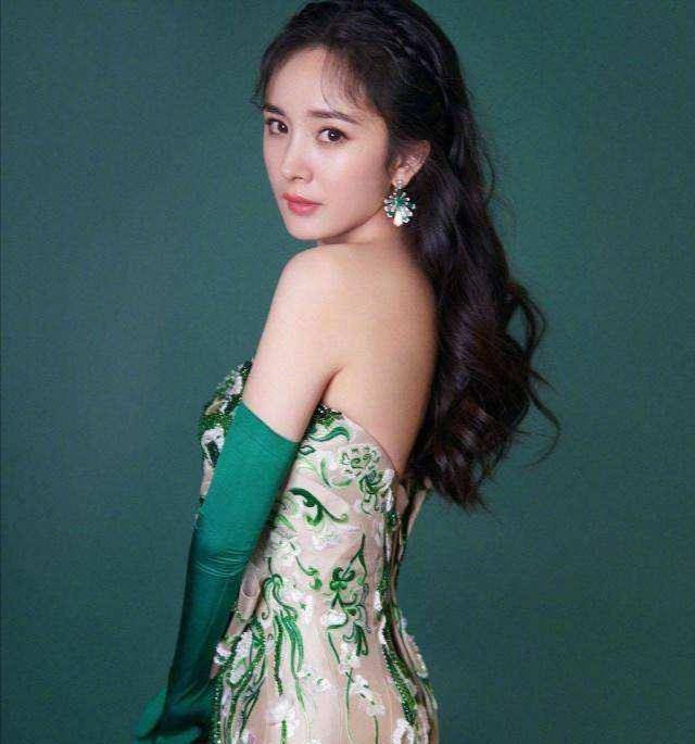 原创女明星露背装热巴女王杨幂玲珑而她温顺又野性