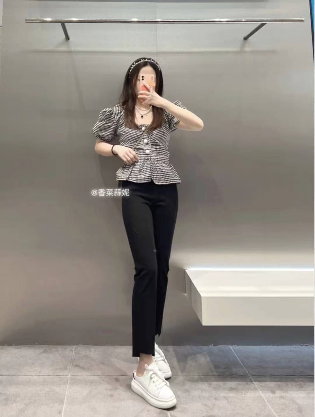 夏天小黑裤搭配什么上衣好看女_look_黑色_的设计