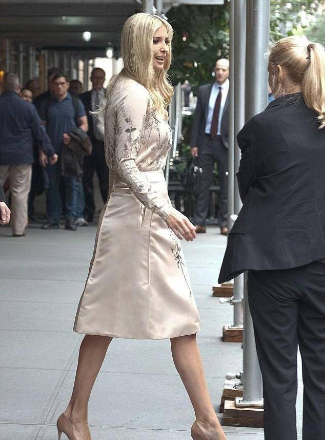 原创伊万卡剪短发更美了波波头时尚减龄配印花连衣裙气质惊艳