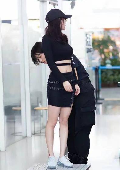 原创杨幂对身材真自信穿露脐装现身机场却意外勒出小肚子
