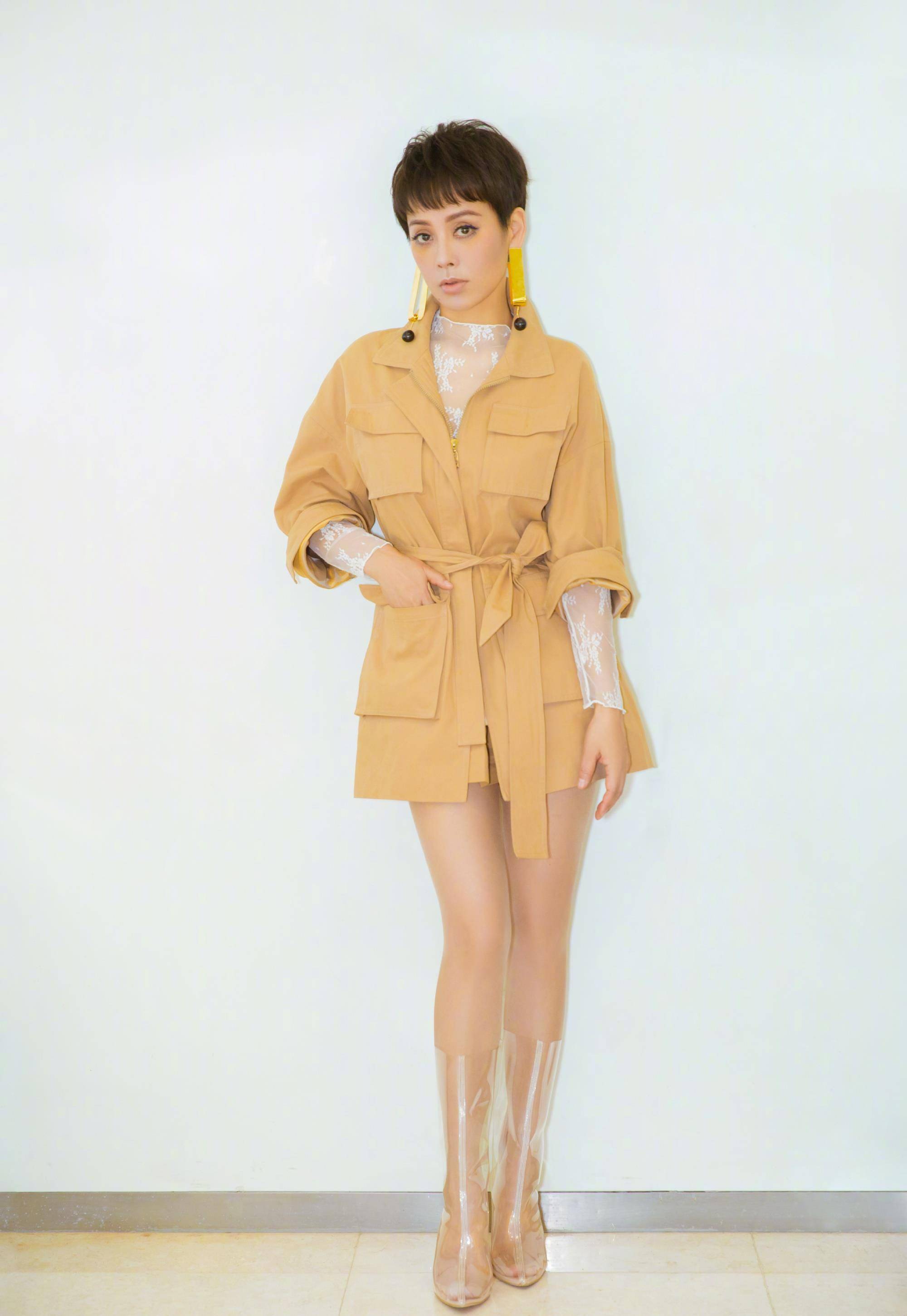 原创48岁宁静机场走秀西装还叠穿牛仔外套裤子时尚露少女腿真吸睛