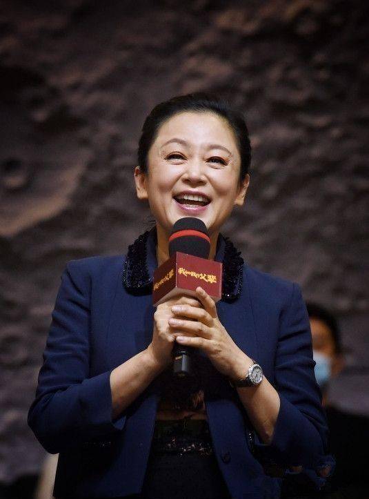 陈红参加陈凯歌的同学聚会,素颜蜡黄身材发福,还没李少红好看!