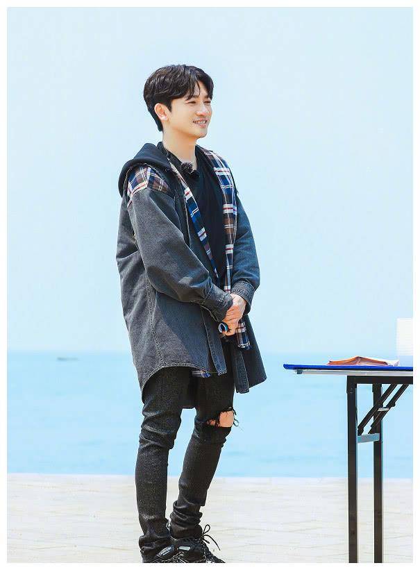 45岁苏有朋帅到犯规潮流装扮超带感颜值不输小鲜肉