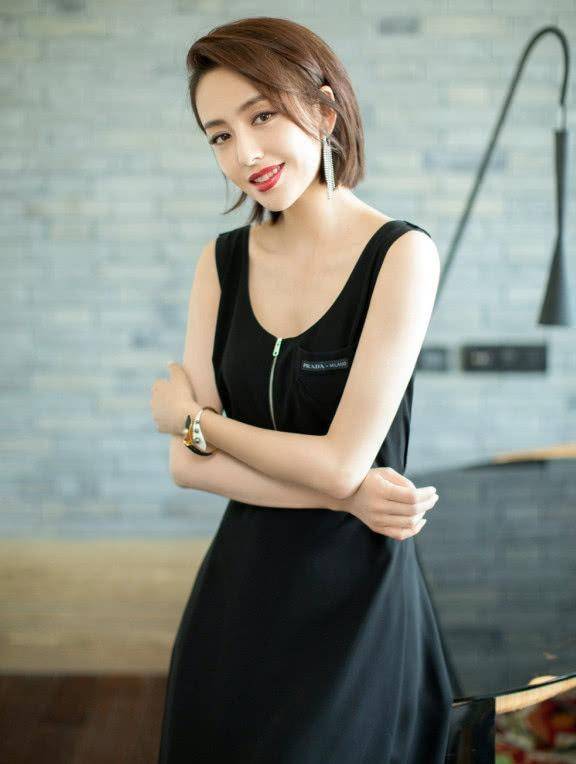 原创佟丽娅真会玩睡衣款背心裙搭配吊灯耳饰简单又好看