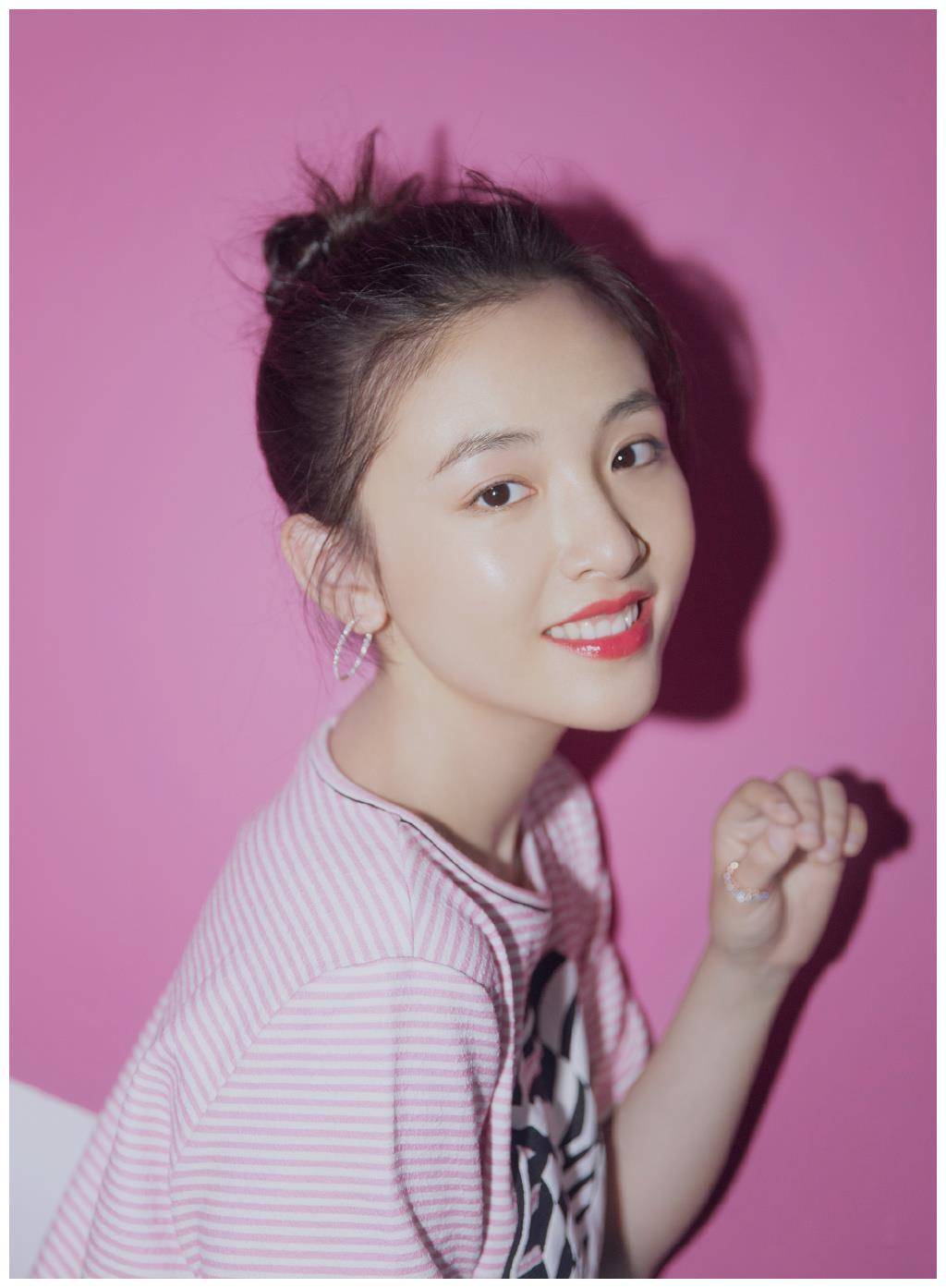 27岁吴倩终于换新造型丸子头发型搭粉t恤超短裙减龄又时髦