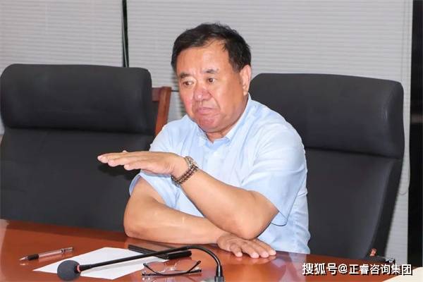 【乾宝执行总裁蒋柏林先生致辞】蒋总讲话结束后,进入到颁发牌匾和