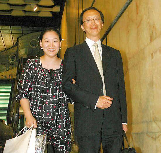 被老公宠13年的陈慧珊,为梁锦松放弃家庭后,却成伏明霞手下败将_因为