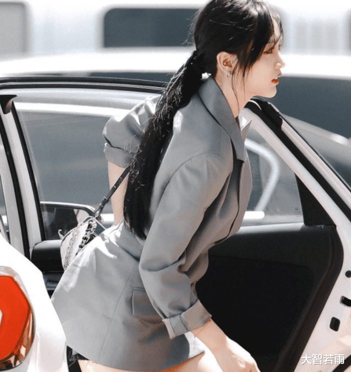 吴宣仪练车穿得像个老师,下车看见她裤子,是练车还是来秀腿的?