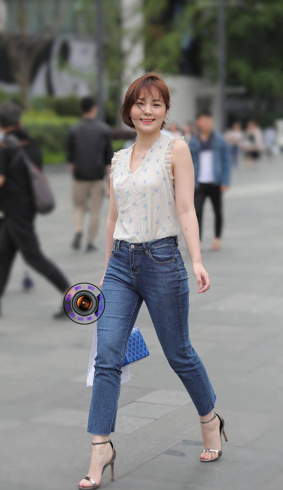 无袖印花衬衫加紧身牛仔裤,搭配一字带高跟凉鞋,展现窈窕好身姿_美女