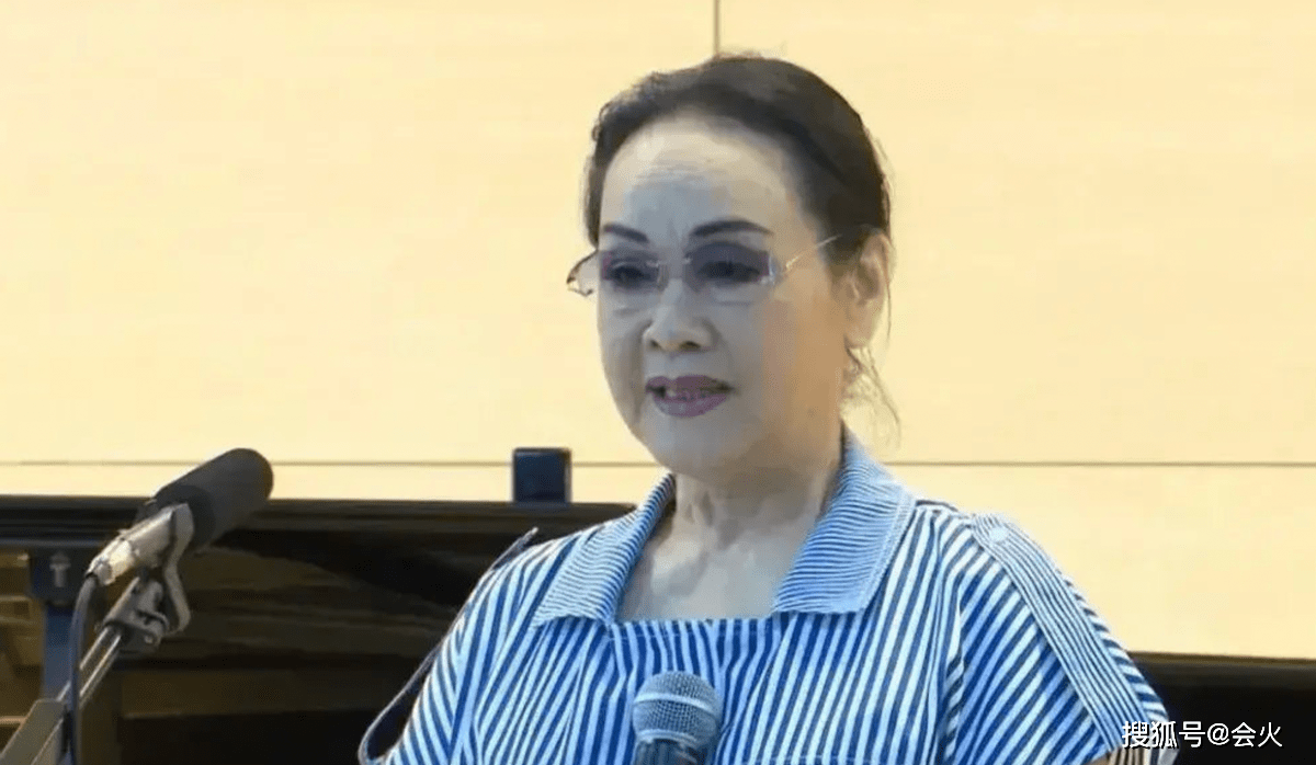 77岁歌唱家李谷一罕见露面!面色红润状态好