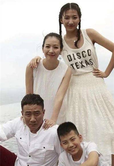 19岁身高已超过爸爸,举手投足间星味浓_胡悦稼_康康_因为