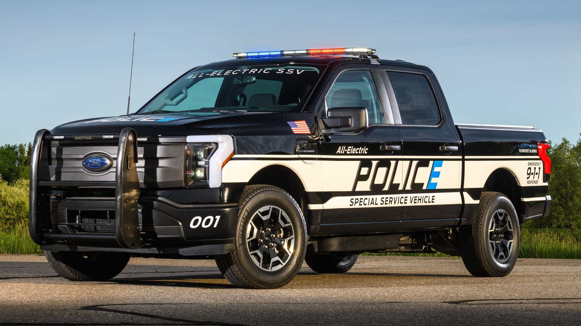 f-150 lightning pro ssv照例采用黑白警车涂装和三色警灯,车头还加入