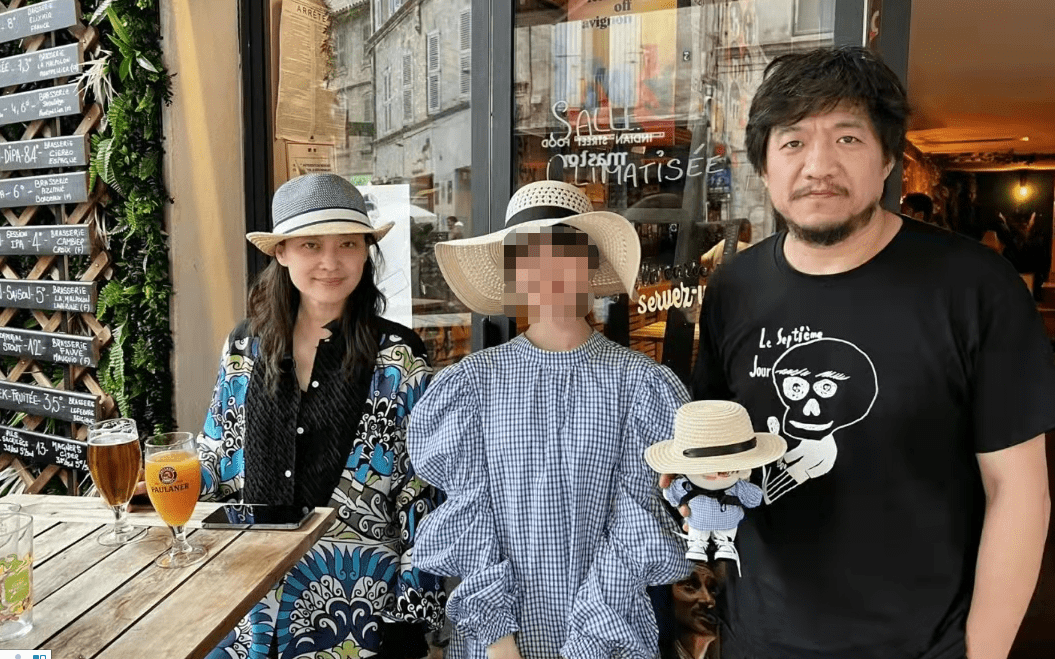 梅婷现身国外酒吧被偶遇，素面朝天肌肤白皙