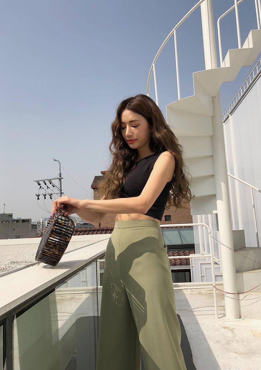 原创穿休闲阔腿裤的美女一头大波浪发型看起来特别显气质