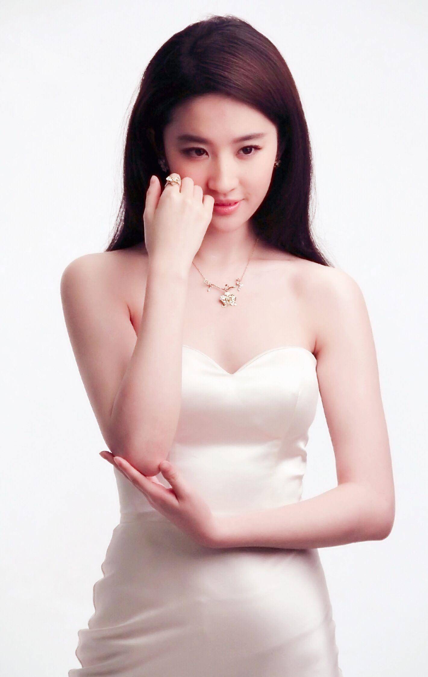 原创她因神似刘亦菲张艺谋何炅都想捧她却因一条内裤自己毁了前程