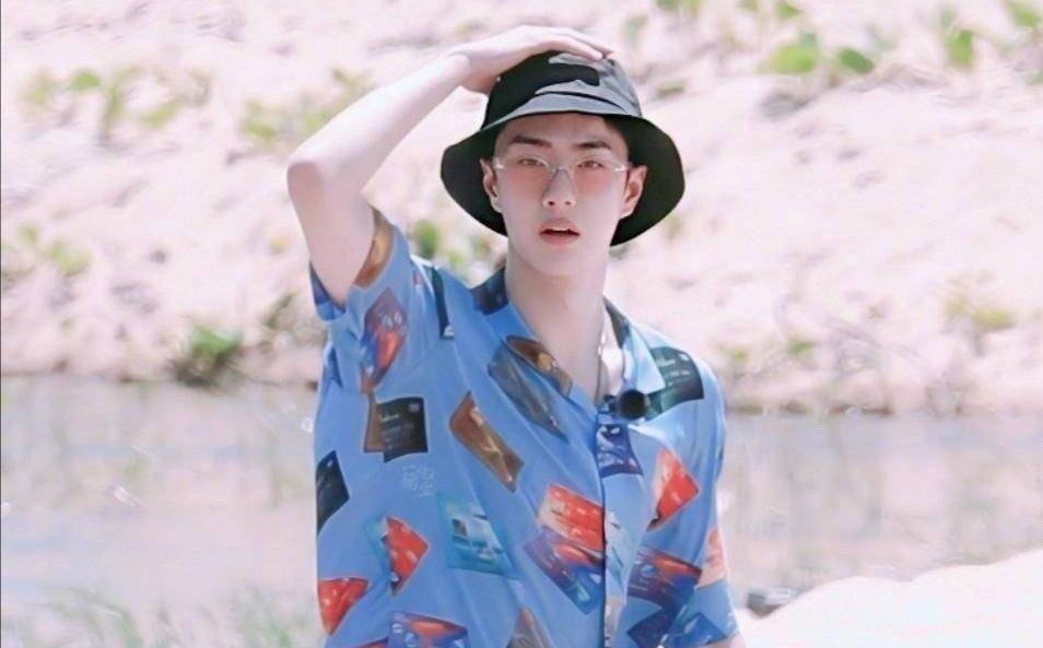 一博戴帽子冲浪真的是超酷了,娱乐圈还有很多男明星也非常喜欢戴帽子