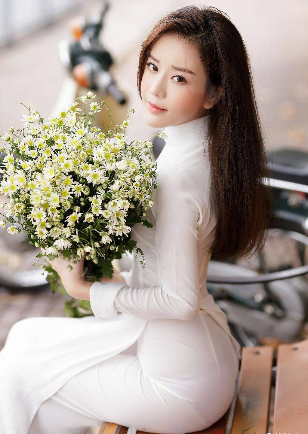 身穿白色奥黛的国外女子,身材是亮点,但最动人的是温柔婉约的气质