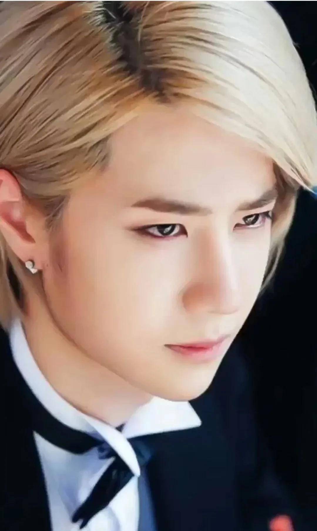 王一博早期的白牡丹照片,一头金色头发,看起来好好看_感觉_少爷_贵族