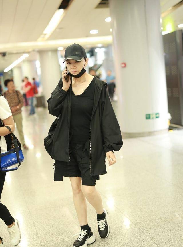 宋丹丹全黑造型气场足,夹克配工装短裤简约有型,细长美腿好减龄.