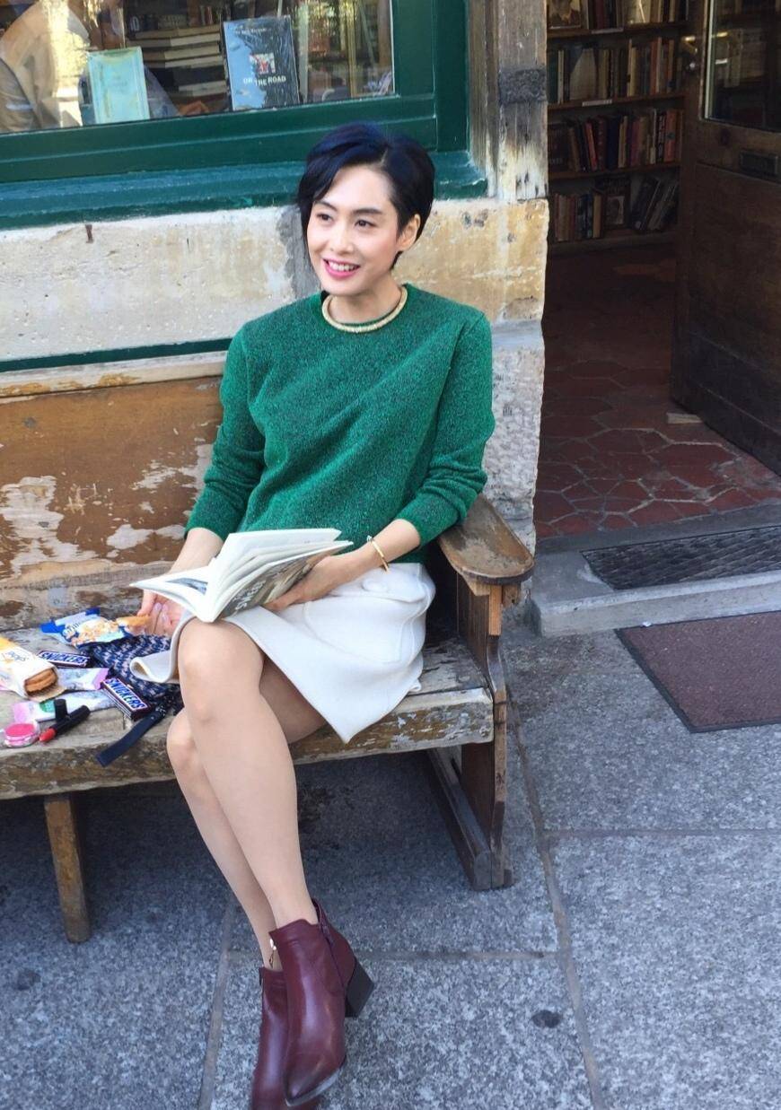 朱茵在休闲时的穿搭也是比较温婉的风格,朱茵在上半身选择了一件绿色