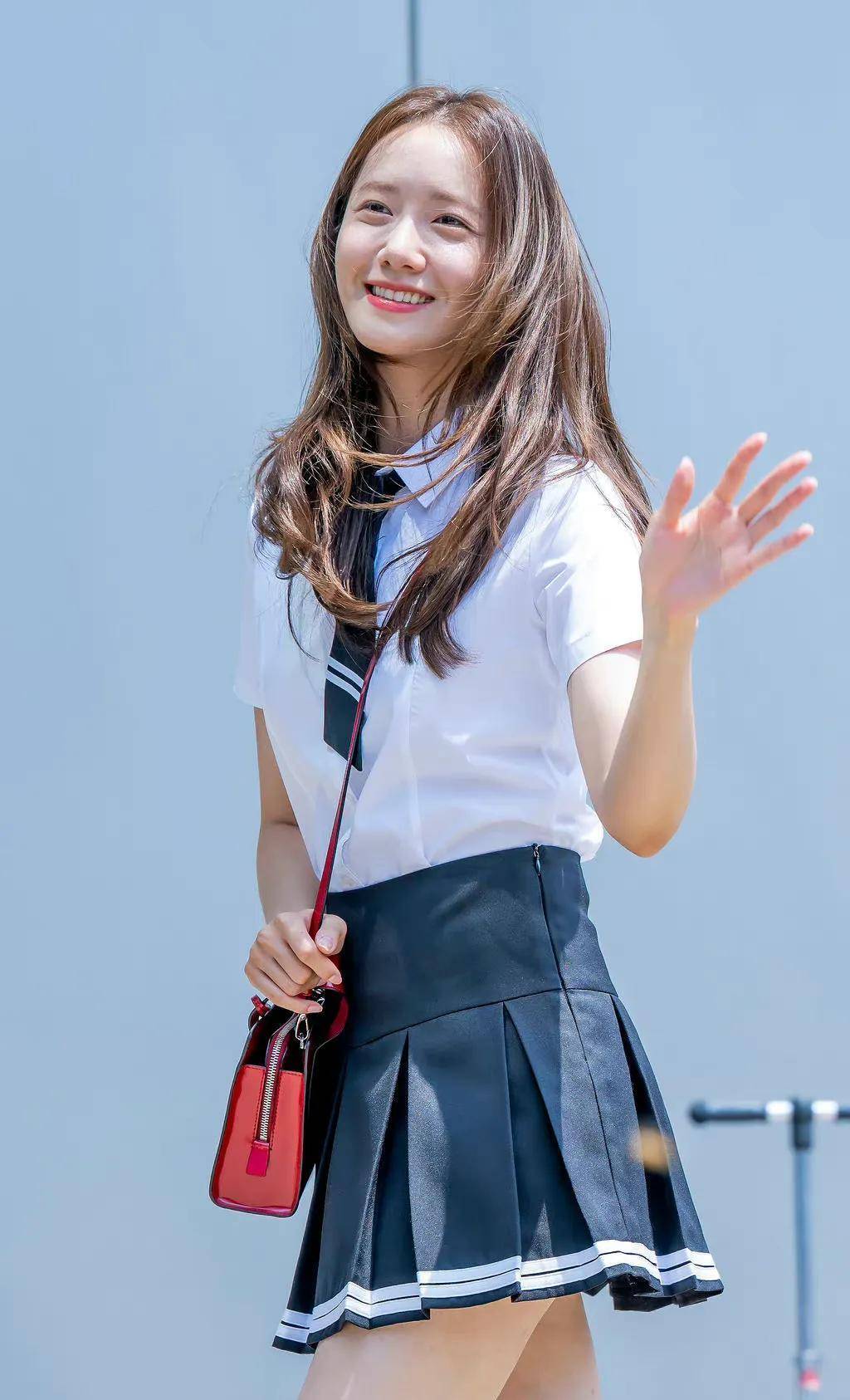 林允儿穿上校服秒变回高中校花